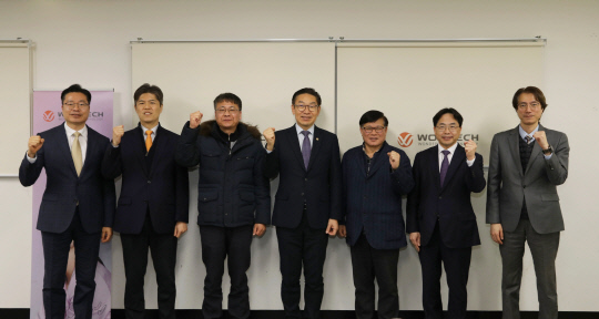 김완기(왼쪽 네번째) 특허청장이 4일 헬스케어 기업인 원텍을 방문해 기념촬영을 하고 있다. 특허청 제공